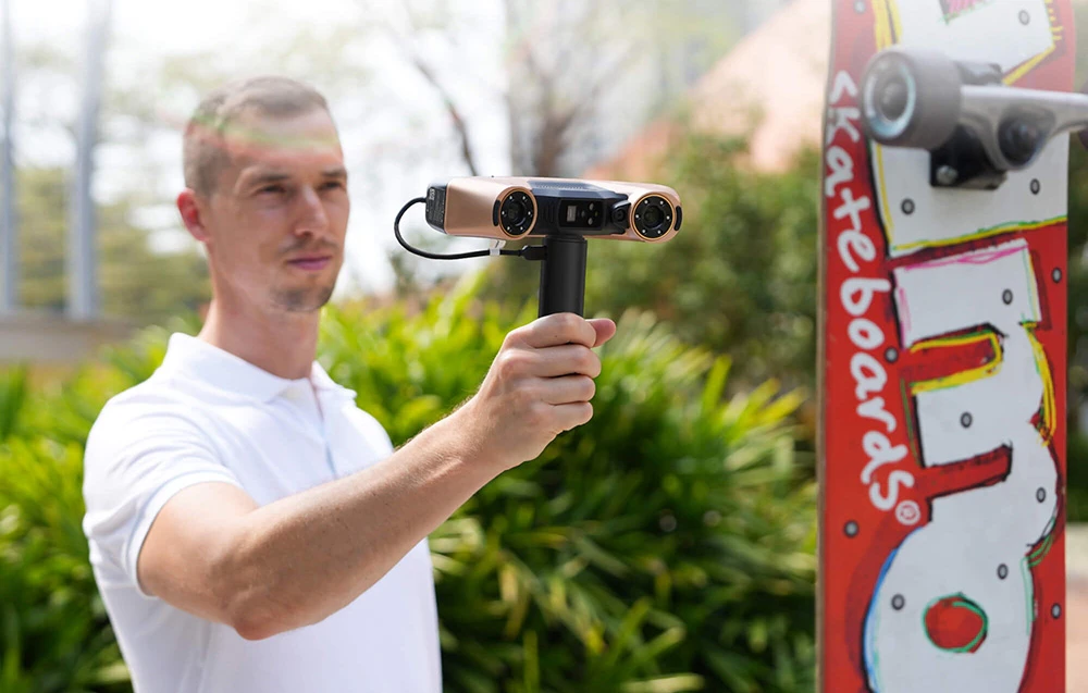 Un bărbat în tricou alb care scanează un skateboard în aer liber