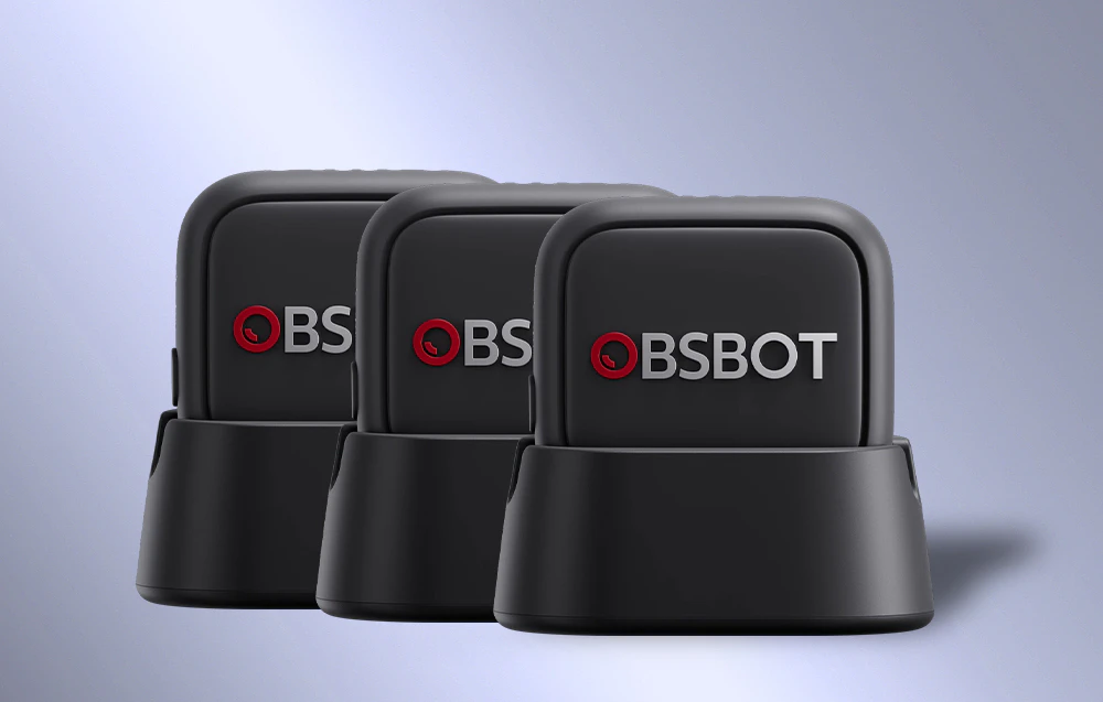 Trei microfoane OBSBOT aliniate pe baze de încărcare, prezentând un design și o marcă consistentă