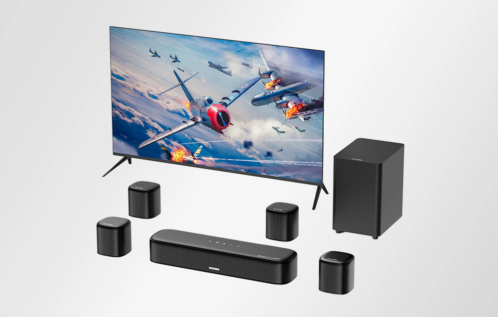 Bară de sunet, subwoofer și difuzoare așezate pe un fundal alb lângă un televizor