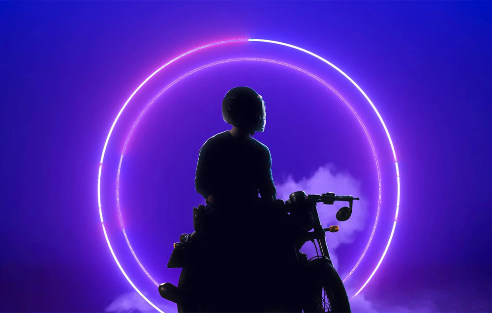 Silueta neagră a unui motociclist pe fond violet, cu un cerc neon în spatele lui