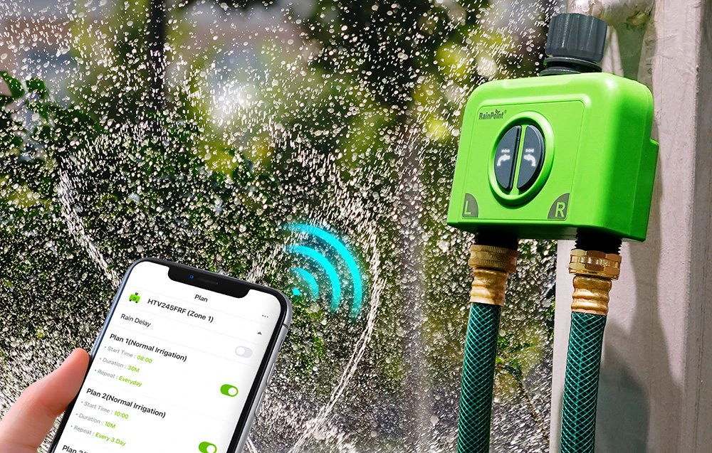 Un smartphone conectat prin Wi-Fi la controlerul de irigare RainPoint.