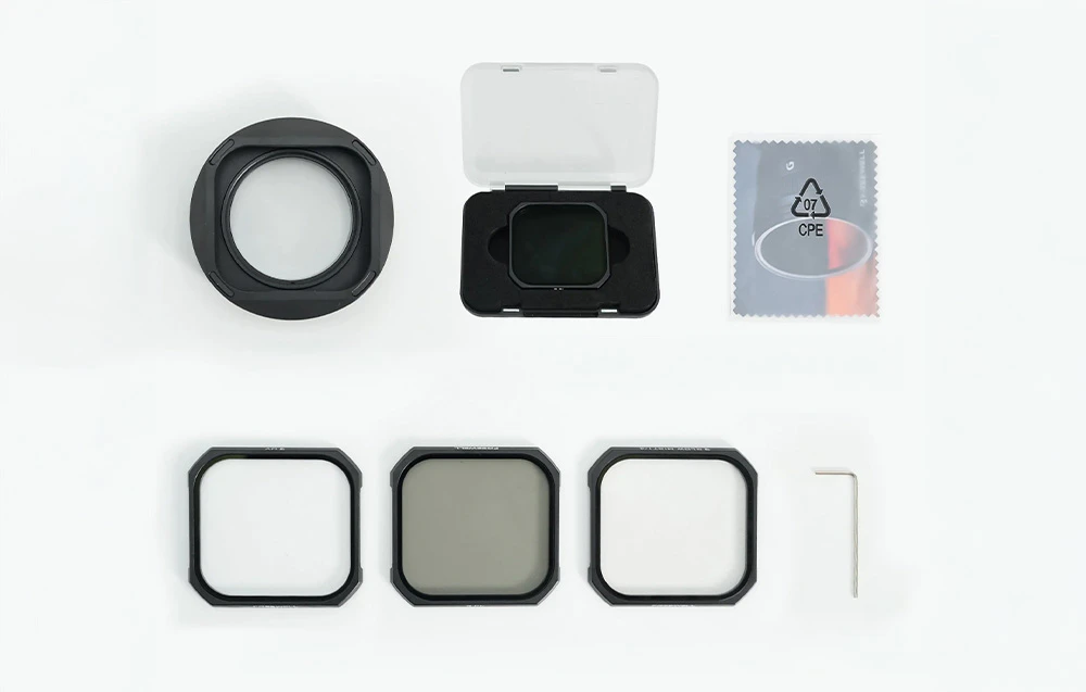 Kit de accesorii Freewell conținând un adaptor magnetic, filtre fotografice într-o cutie, o cârpă din microfibră și o cheie Allen