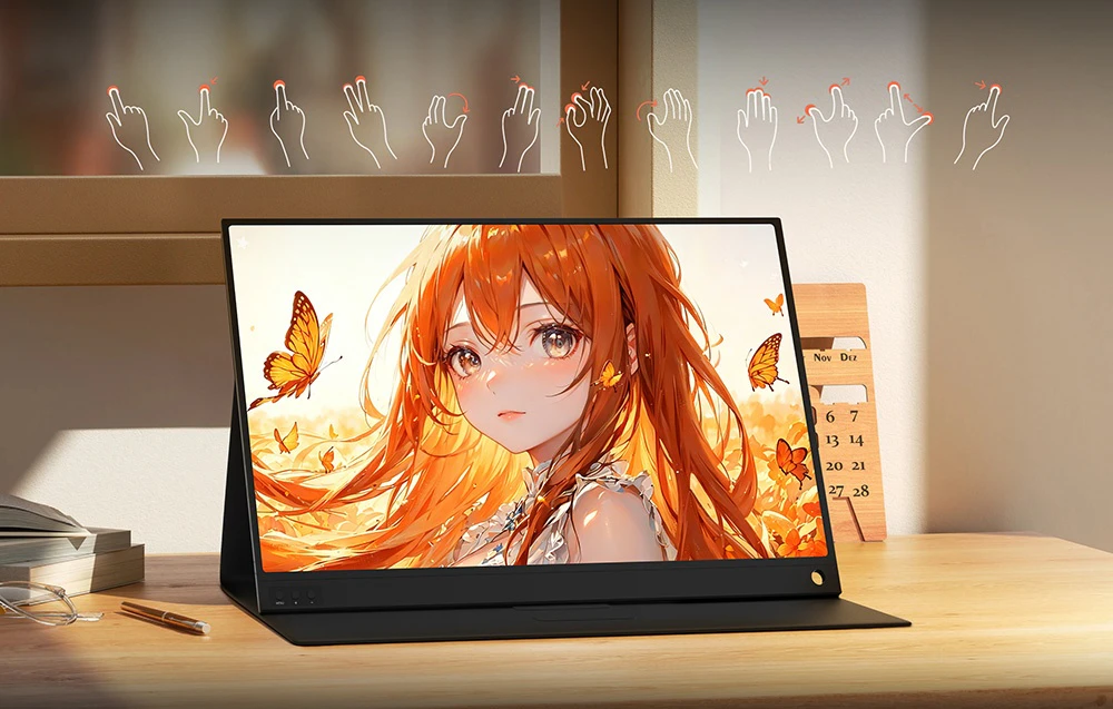 Monitor portabil cu ecran tactil așezat pe un birou din lemn, afișând imagini colorate de anime cu o fluture și frunze de toamnă