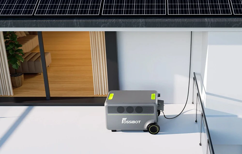 Stația de alimentare portabilă Fossibot conectată la un sistem solar domestic este amplasată pe terasă
