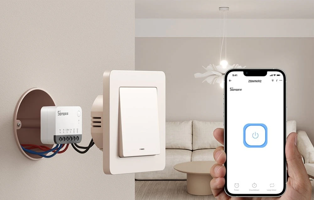 Modul Sonoff instalat în spatele întrerupătorului, cu aplicația mobilă care afișează ecranul de control