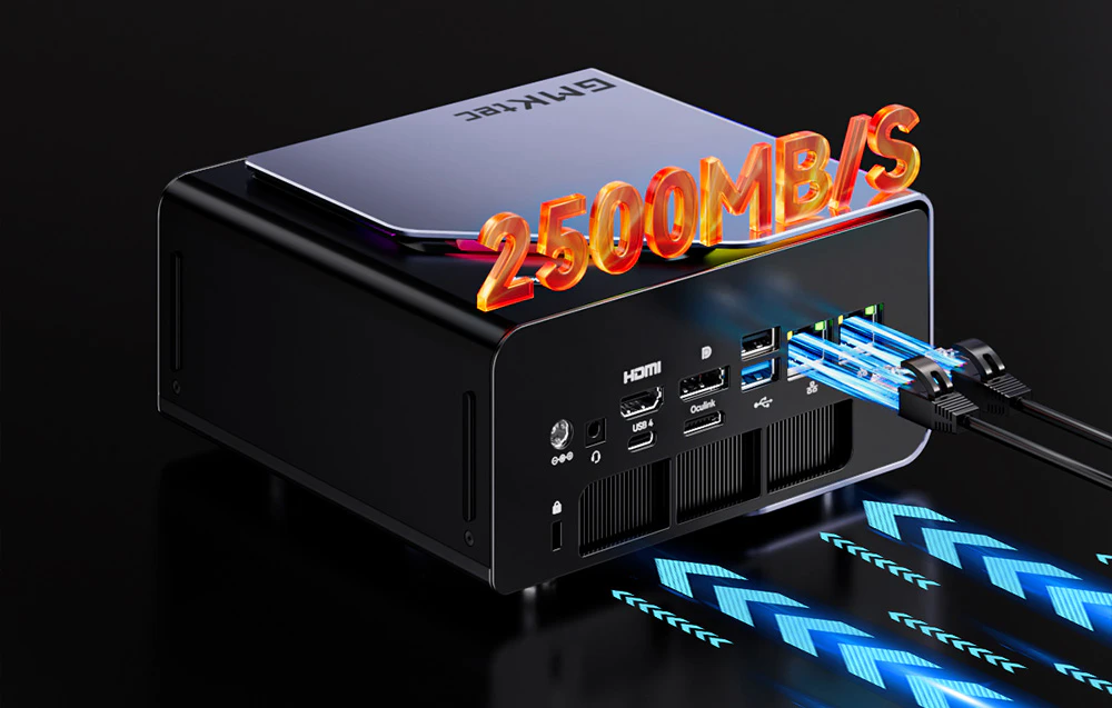 Mini PC GMKtec cu viteza de transfer de 2500 MB/s clar marcată și două cabluri de rețea conectate