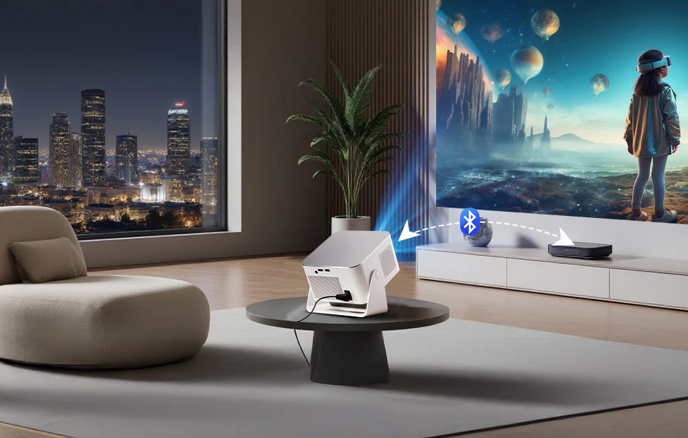 Un proiector alb pe o măsuță de cafea într-un living modern, conectat wireless prin Bluetooth la un difuzor