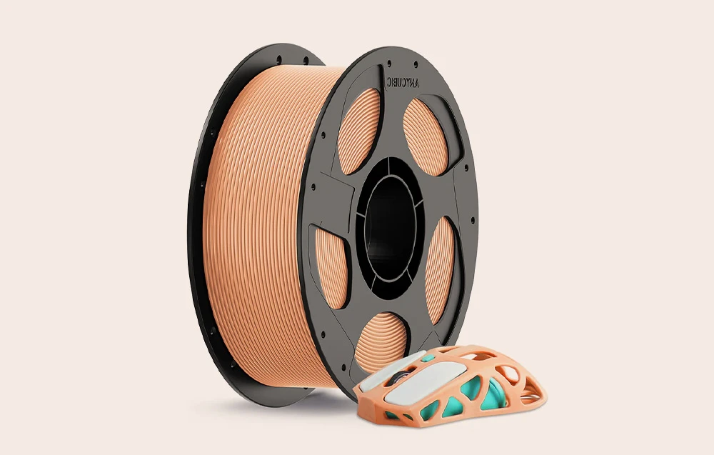 Filament Anycubic în culoarea piersică, lângă el stă un mouse de calculator realizat prin imprimare 3D.