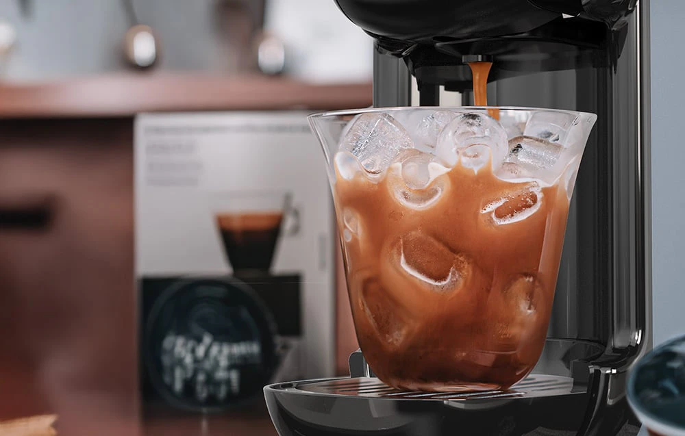 Pregătirea cafelei cu gheață în mașina de cafea cu capsule HiBREW.