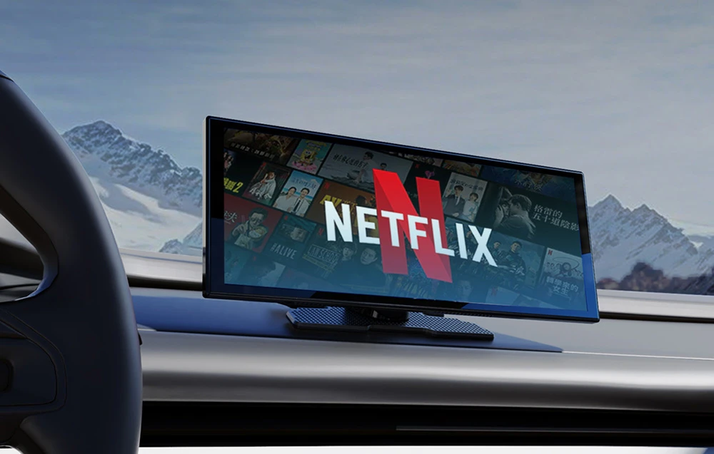 Ecran portabil pentru mașină cu logo-ul Netflix montat pe tabloul de bord al mașinii
