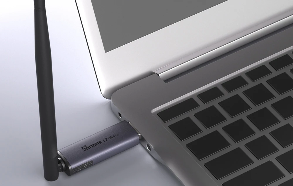Gateway Sonoff Z-Wave conectat la un laptop