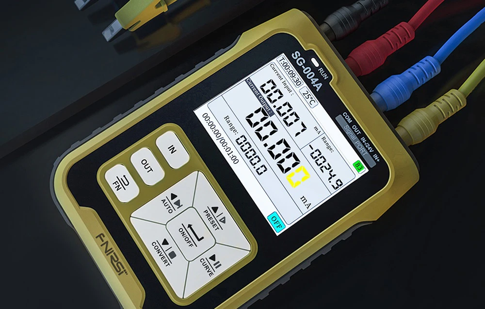 Generator de semnal FNIRSI SG-004A, de care sunt conectate cabluri