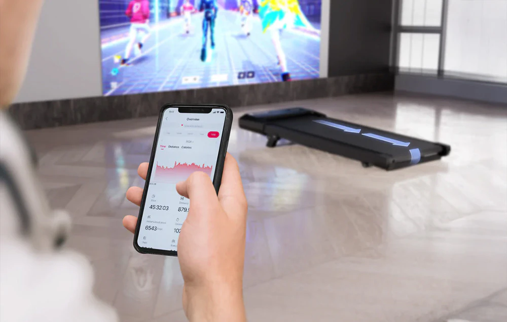 Mâini care țin un smartphone cu o aplicație de fitness care afișează statistici și grafice de antrenament