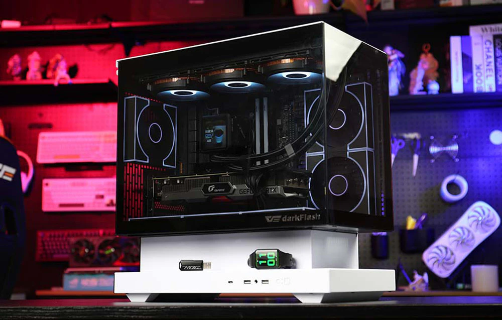 Carcasă de computer cu panouri transparente și suport alb pe un fundal de atelier cu iluminare colorată