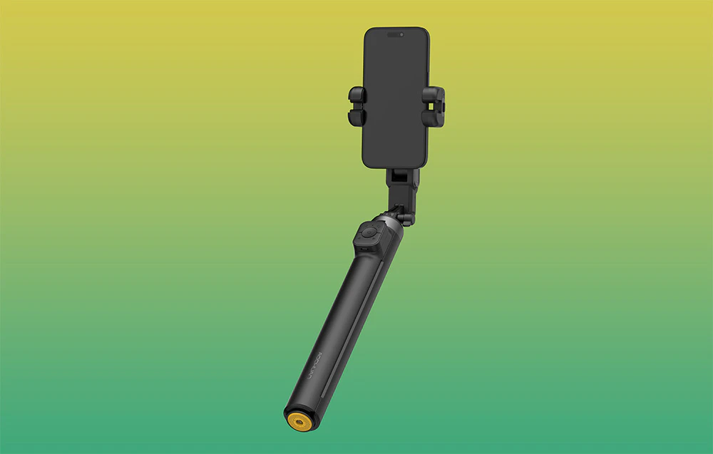 Un gimbal alb cu un smartphone în poziție verticală pe un fundal verde și galben.