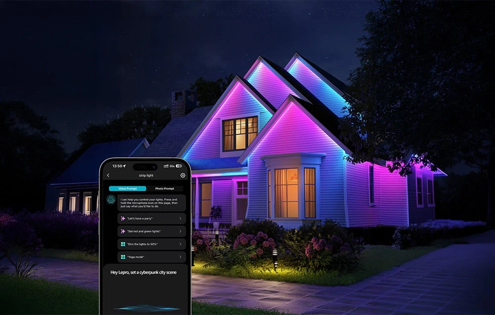 O casă iluminată în roz și albastru; în prim-plan, un smartphone cu o aplicație de gestionare a iluminatului