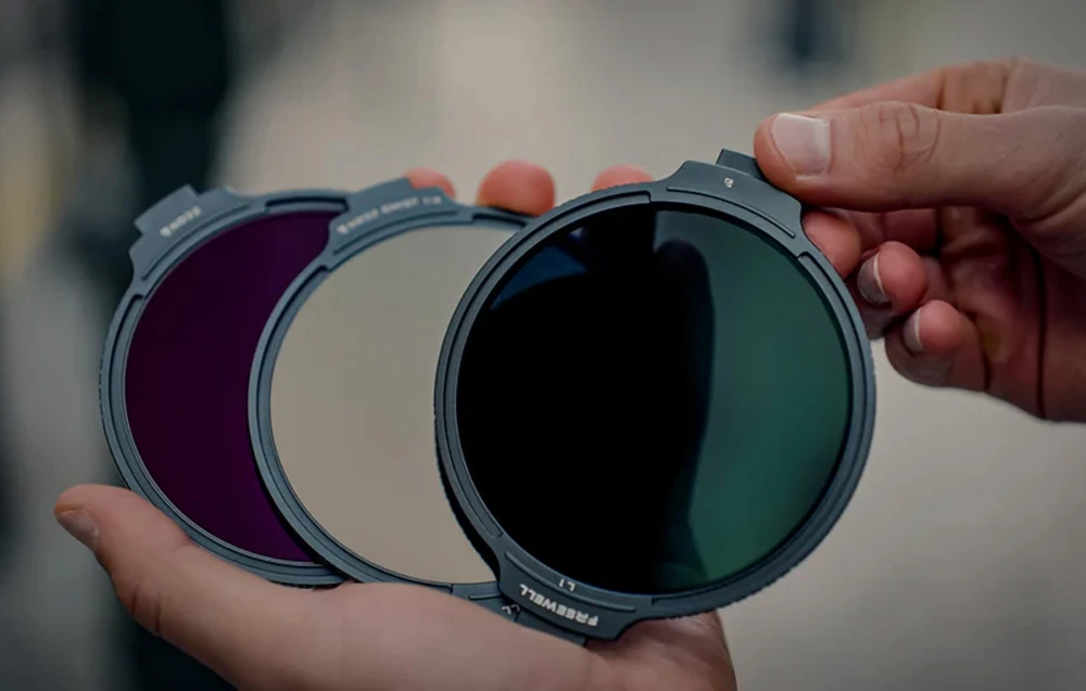 Ținut în mâini de 3 filtre fotografice.