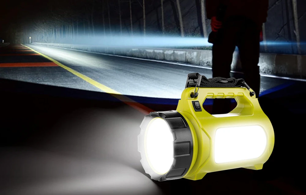 Lampa în prim-plan cu farul frontal și panoul lateral aprinse, drumul iluminat în fundal.