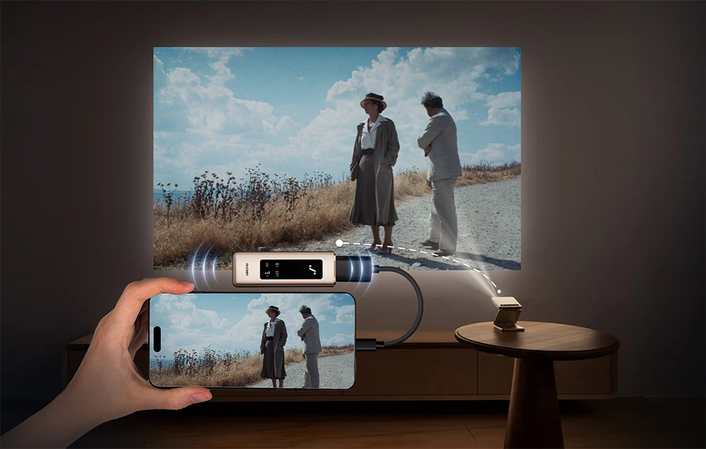 Un film proiectat pe un telefon și pe perete folosind un proiector