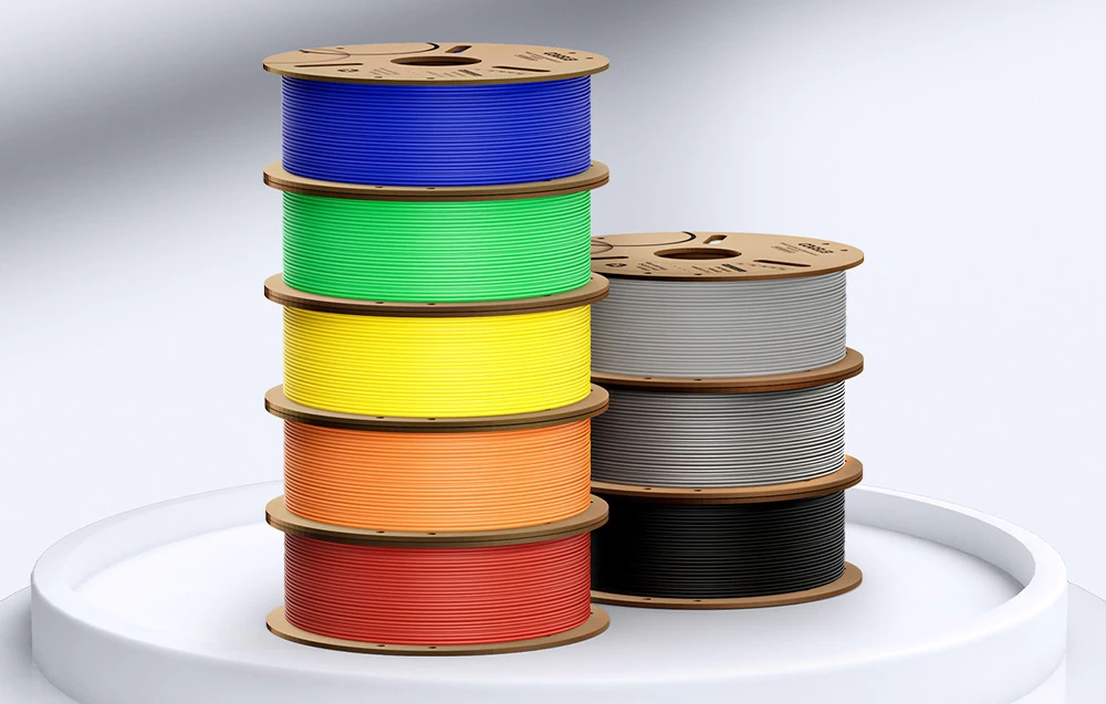 Stivă de bobine colorate de filament 3D așezate în două coloane