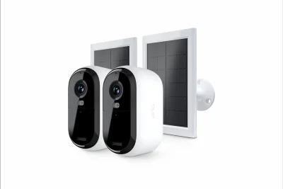 Arlo Essential (Gen.2) Bundle 2K Outdoor Security Camera - 2 Camera Kit + 2 Essential Solar Panel Charger - White
