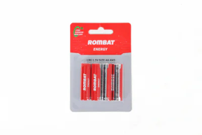 Bateriile alcaline Rombat se comercializează la cutie colectiva de 12 blistere a câte 4 bucăți. ➢ Tensiune nominală: 1,5V ➢ Temperatură de operare: -30~50ºC ➢ Capacitate nominală: 2220 mAh (43Ω 4h/zi 0,9 V) ➢ Durata de viaţă la raft (depozitare fără 