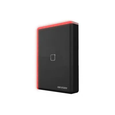 Cititor card Hikvision DS-K1108AE, citeste carduri EM 125 KHz, distanta citire: ≤ 50 mm, comunicare: RS-485, Wiegand (W26, W34) protocol si OSDP protocol, indicator LED de stare si alimentare, tamper, buzzer, alimentare: 12 VDC, IP65, dimensiuni: 123
