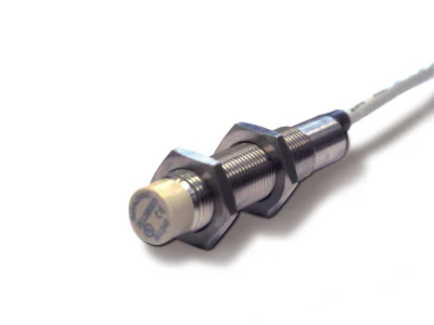 IS-12-G1-S2 = ř12 short - double range flush 4mm - pnp no 3 wires- M12