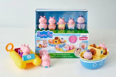 JUCARIE DE BAIE, BARCA SI FAMILIA PEPPEI PIG, TOMY
