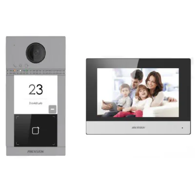Kit videointercom IP Hikvision DS-KIS604-S(C) pentru o familie (o vila/casa) format din: 1 post de exterior DS-KV8113-WME1 cu un buton de apelare, 1 monitor WiFi de 7" DS-KH6320-WTE1, 1 card TF de 16GB pentru stocarea mesajelor si imaginilor capturat