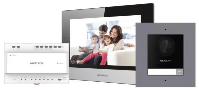 Kit videointerfon IP Hikvision DS-KIS702, conexiune pe 2 fire, pentru o singura familie, componenta kit: post exterior DS-KD8003-IME2/Surface x 1buc, post interior DS-KH6320-WTE2 x 1buc, distribuitor 4 canale DS- KAD704 x 1buc, sursa alimentare x 1 b