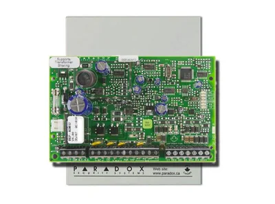 Modul de control acces: 4 fire conexiuni pentru 1 ușă: cititor de cartelă, REX, contact de ușă și ieșire de yală; compatibil cu cititoarele Wiegand 26-bit sau Paradox pe 4 fire: R910 / R915; acces cu cartelă și/sau cod, cu cititorul R915; armare cu c