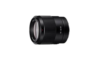 Sony FE 35 MM F1.8. Componentă pentru: MILC, Structura lentilelor: 11/9, Cea mai apropiata distanţă de focalizare: 0,22 m. Compatibilitate mărci aparate foto: Sony, Mărire maximă: 0,24x, Tip capac lentile: Parasolar obiectiv detașabil. Culoarea produ